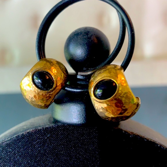 Black studded golden earrings - Picture 2 of 2